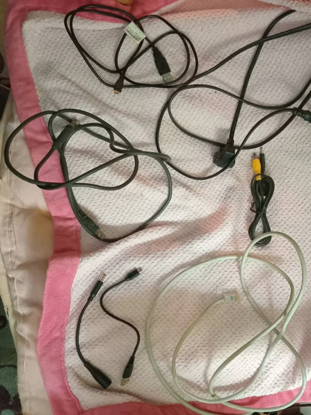 VARIOUS PRE-OWNED CABLES INCL. LAN, ETHERNET & USB CABLES FOR DATA TRANSFER